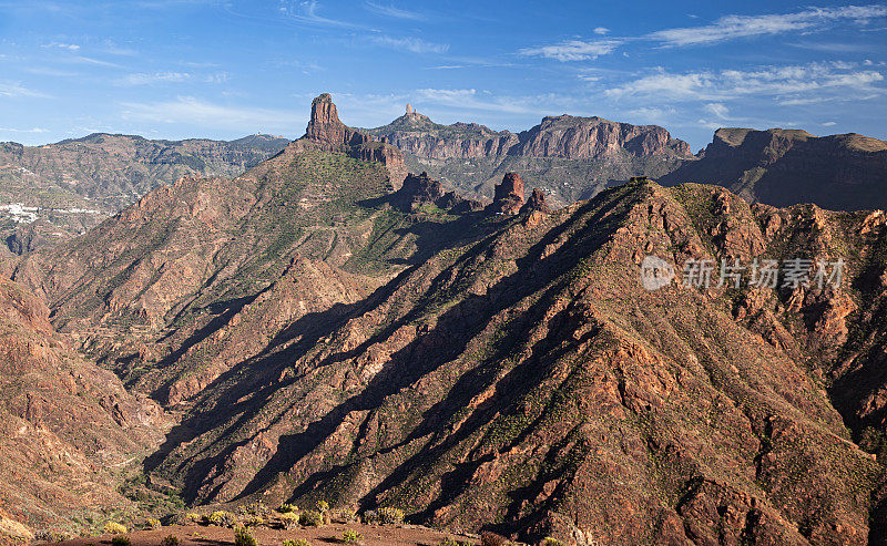 Roque Bentayga和Roque Nublo，是西班牙加那利群岛大卡纳利群岛特赫达火山口的火山岩。